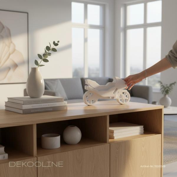 Weißes Raysin Deko‑Motorrad dekorativ auf Regal platziert, minimalistisches Wohnambiente.